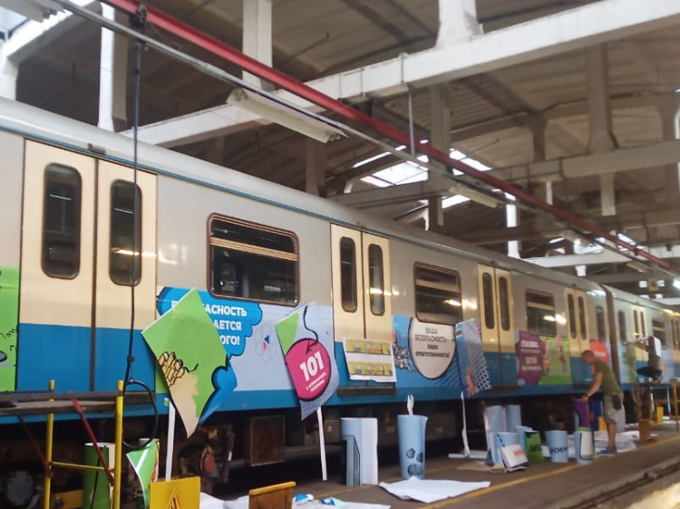 Поезд безопасности готовится встать на рельсы столичного метро