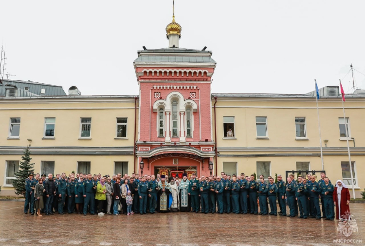 В храме-часовне столичного главка МЧС России прошел молебен в честь иконы «Неопалимая Купина»