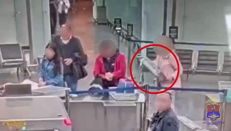 В аэропорту Внуково транспортные полицейские сняли с рейса пассажирку, подозреваемую в краже часов