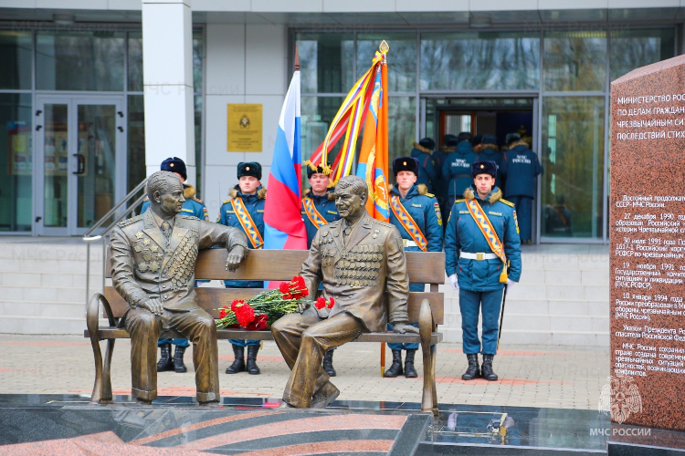 В МЧС России почтили память генерал-лейтенанта Дмитрия Михайлика