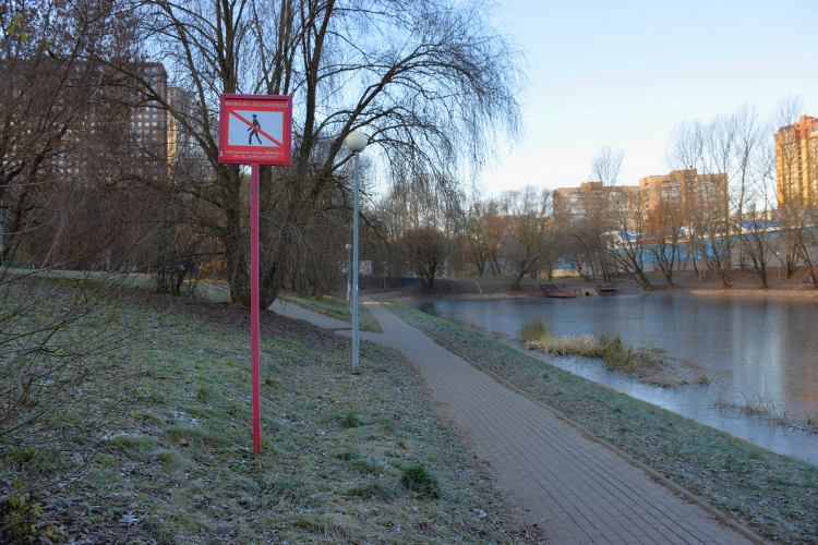 В Западном округе заменили знаки безопасности на водоемах