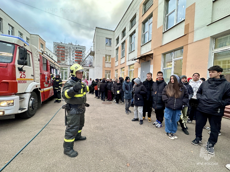 Сотрудники МЧС совместно с Наццентром помощи пропавшим и пострадавшим детям провели занятия по детской безопасности