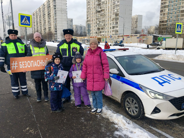 Сотрудники Отдела ГИБДД Западного округа столицы провели профилактическую акцию «Безопасный переход»