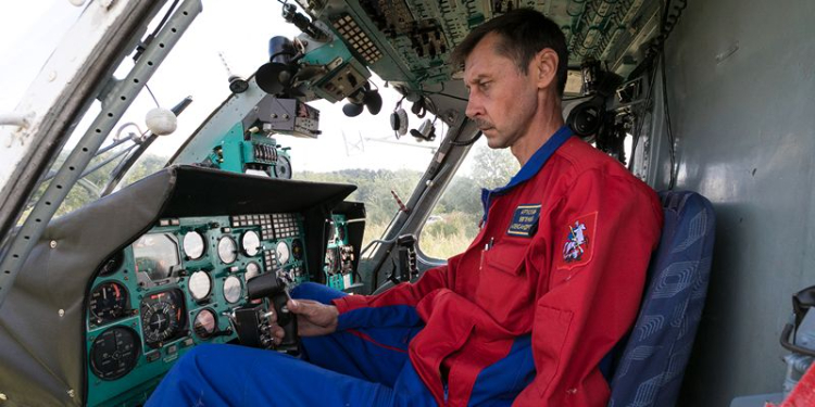 Быть пилотом – мое призвание и дело для души: замкомандира летного отряда авиацентра рассказал о своей работе
