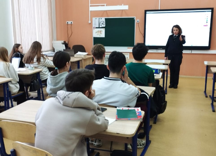 Сотрудники ЛО МВД России на станции Москва-Киевская напомнили школьникам о безопасности на железной дороге