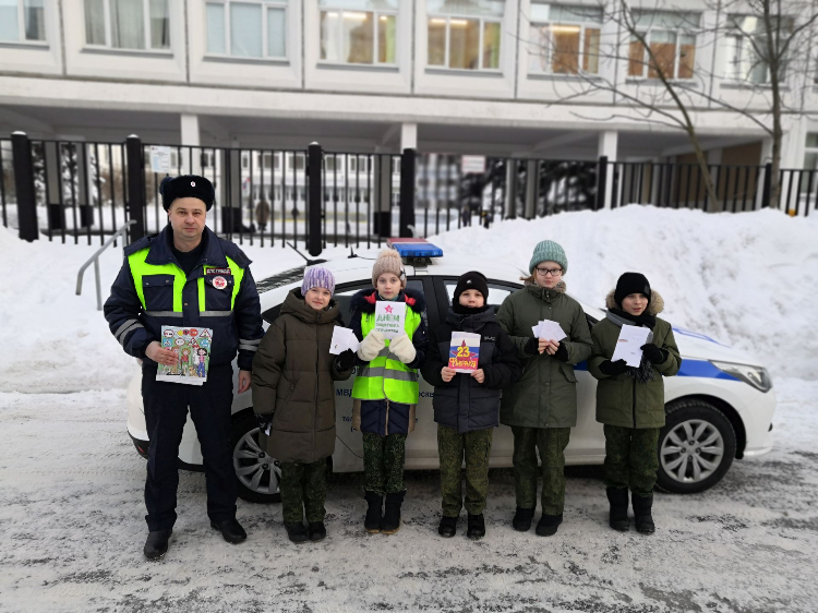 Сотрудники Госавтоинспекции по ЗАО поздравили автомобилистов с наступающим Днем защитника Отечества