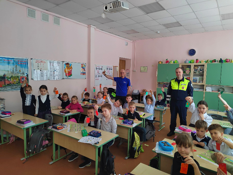 На западе столицы сотрудники ГИБДД совместно с центром Бибирево» провели акции «Безопасный маршрут» и «Засветись»