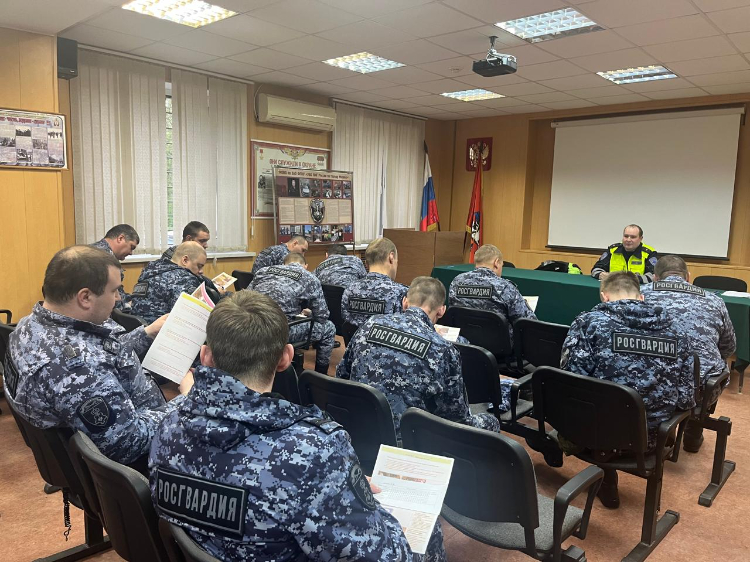 Отдел Госавтоинспекции Западного округа столицы провел занятия по ПДД с водительским составом МОВО по ЗАО