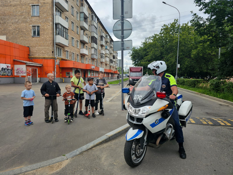 Отдел ГИБДД по ЗАО принял участие в профилактическом мероприятии в области БДД при эксплуатации велосипедов и СИМ
