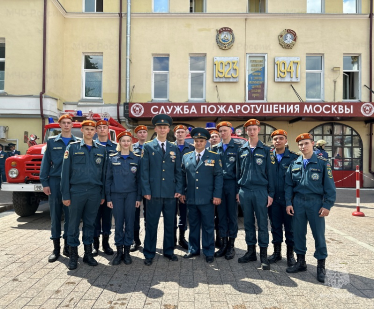 В столичном Главке МЧС России состоялось мероприятие, посвященное 30-летию службы пожаротушения Москвы