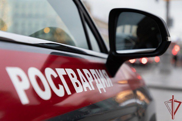Сотрудники Росгвардии оказали помощь молодому человеку, у которого случился приступ эпилепсии в Москве