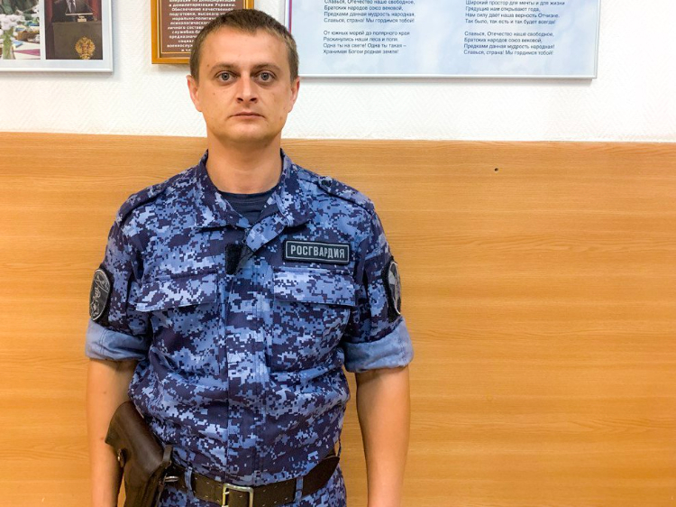 Сотрудник Росгвардии оказал помощь семье на дороге