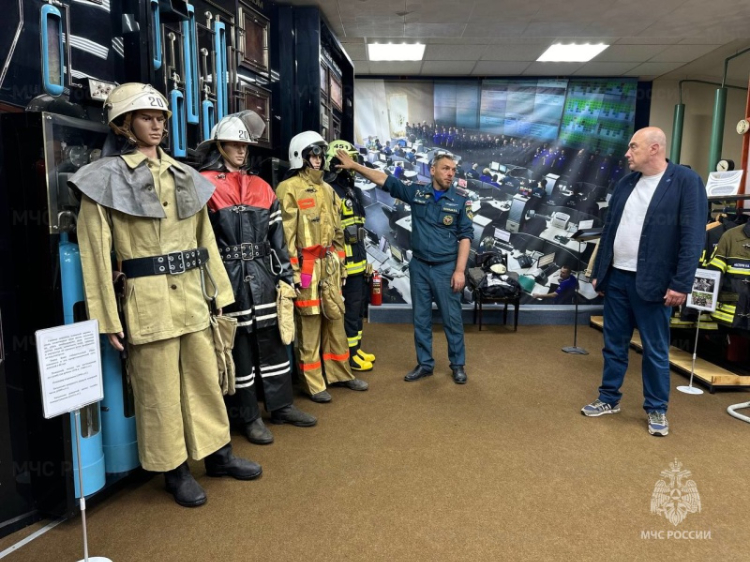 Советский и российский актёр театра и кино посетил тематическую экспозицию ГУ МЧС России по г. Москве