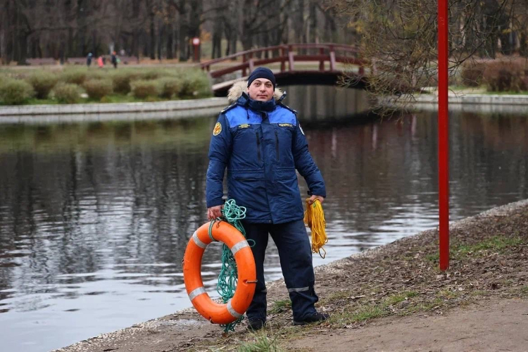 Сотрудники Департамента ГОЧСиПБ проводят занятия для работников городских парков