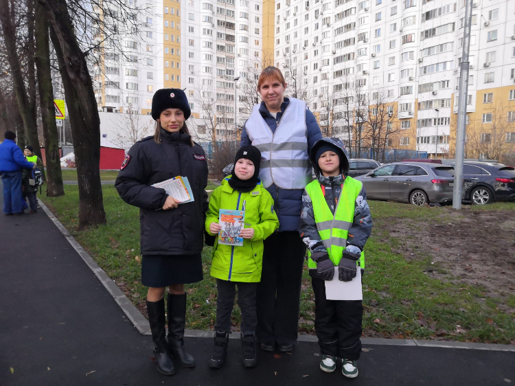 В рамках Всероссийской Недели безопасности сотрудники ГИБДД по ЗАО столицы приняли участие в акции «Родительский патруль»