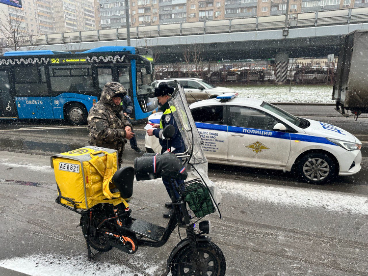 ОГИБДД по ЗАО принял участие в мероприятии по пресечению нарушений ПДД, совершаемых велокурьерами служб