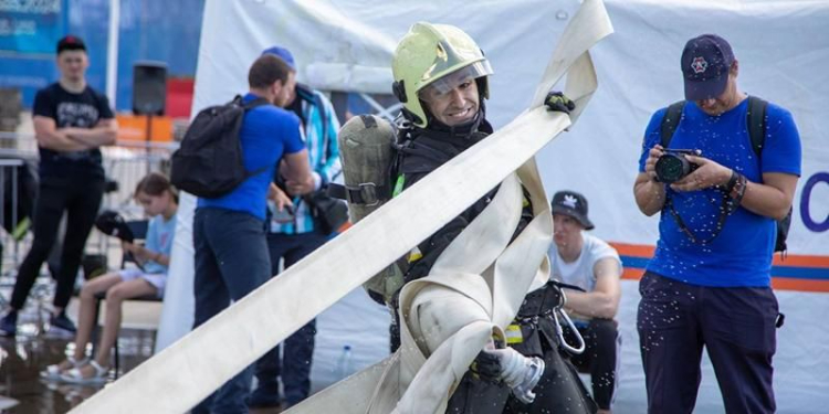 «Я не боюсь пронестись по снегу на полной скорости». Московский пожарный рассказал о пользе сноубординга