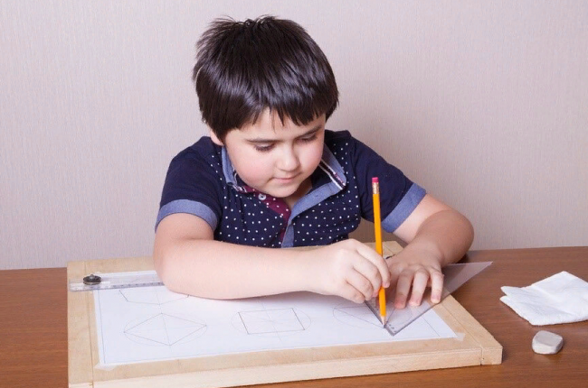 Дети чертят. Мальчик чертит. Ученик чертит. Ученики на линейке. Линейка для детей