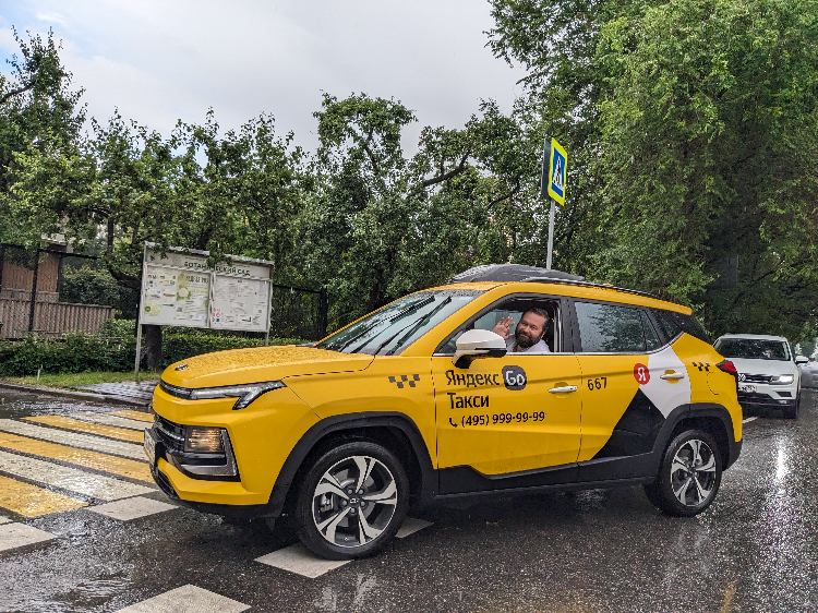 По дороге с «Москвичом». Тестируем такси отечественного производства