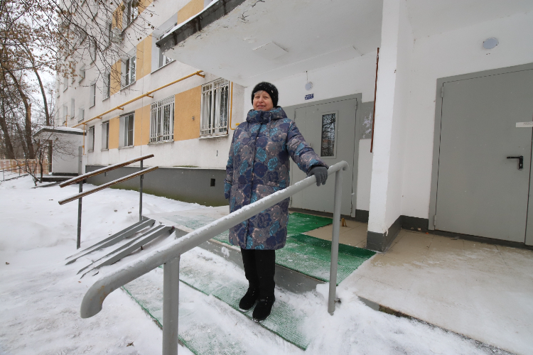Надёжная опора. Наша газета посодействовала в установке поручня у подъезда жилого дома в Солнцеве