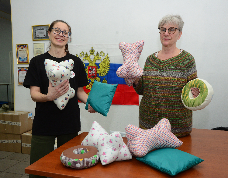 Мягкая помощь сильным людям. Жители Кунцева шьют особенные подушки для бойцов спецоперации