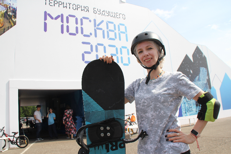 Снежные склоны августа. На фестивале в «Сколкове» москвичи катаются на сноуборде, лыжах и коньках